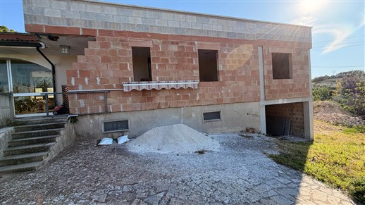Villetta Con Trullo e Deposito in Zona Collinare